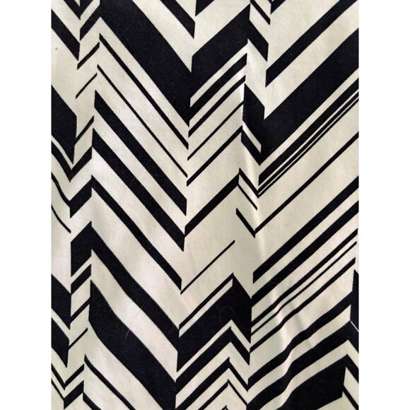 Nike Dri-Fit Black and White Zig Zag Printed Capri Leggings Size Medium - Picture 4 of 13